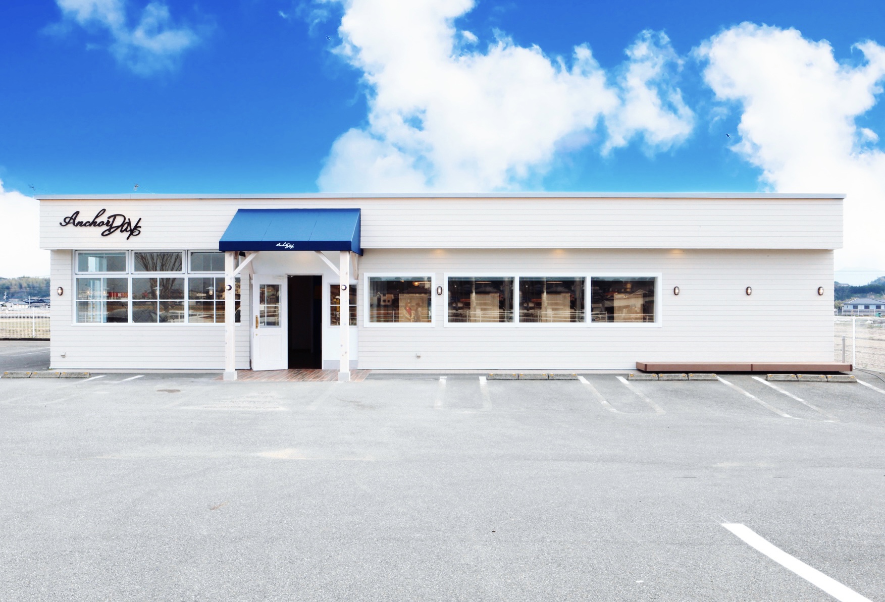 Anchor Daysの青い庇の店舗外観