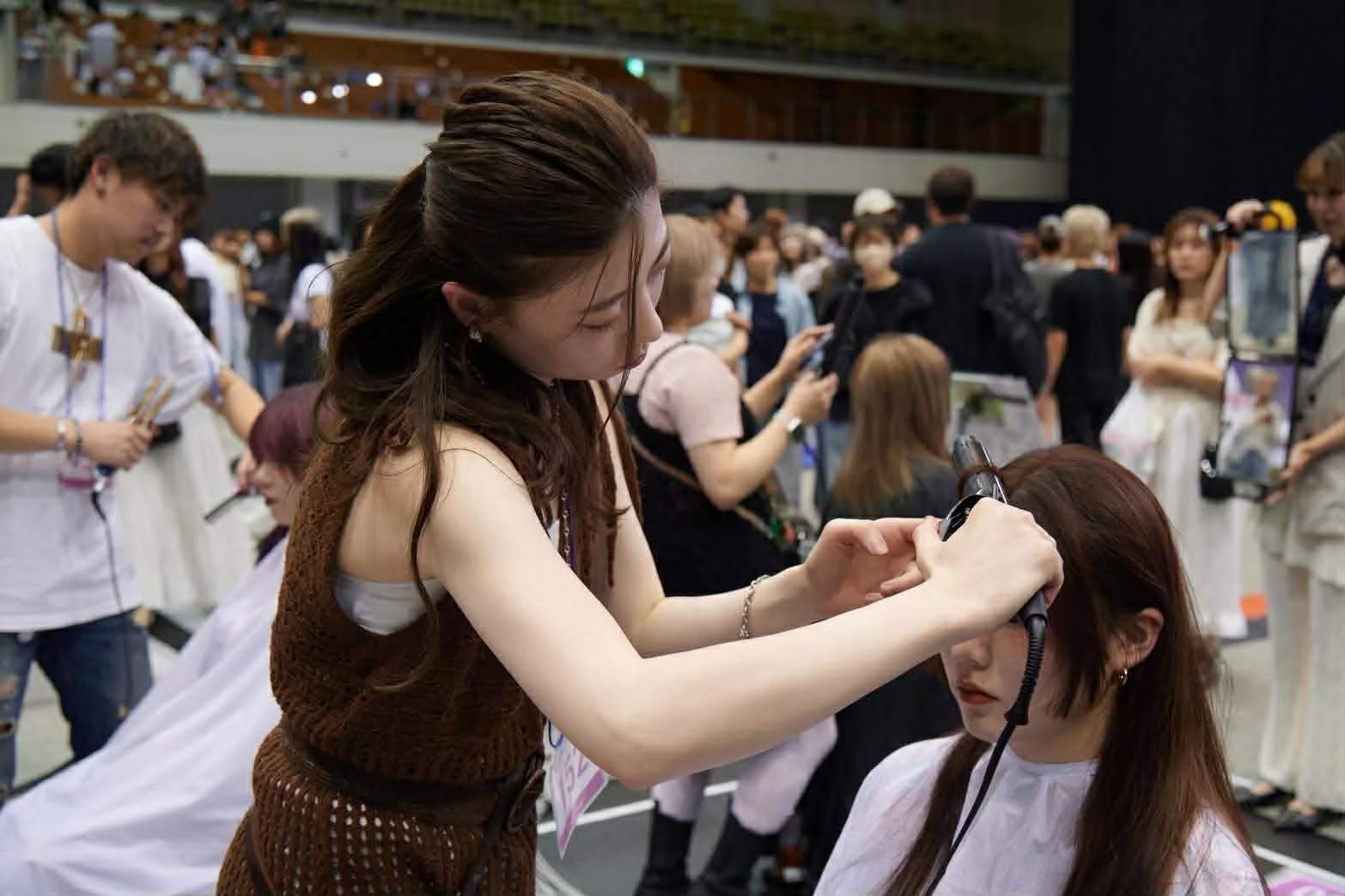 コンテストで仕上げのスプレーをするスタッフ