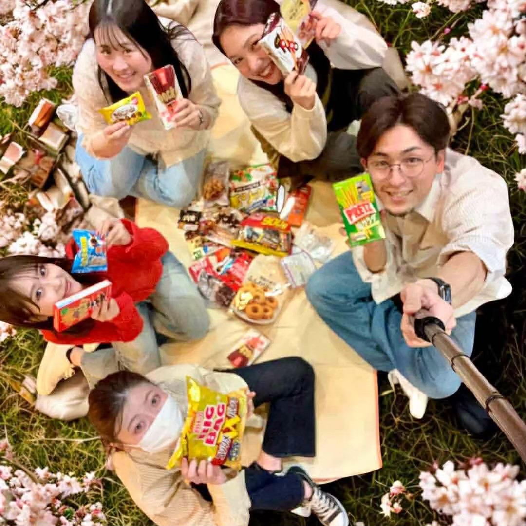桜の下のお花見ピクニック