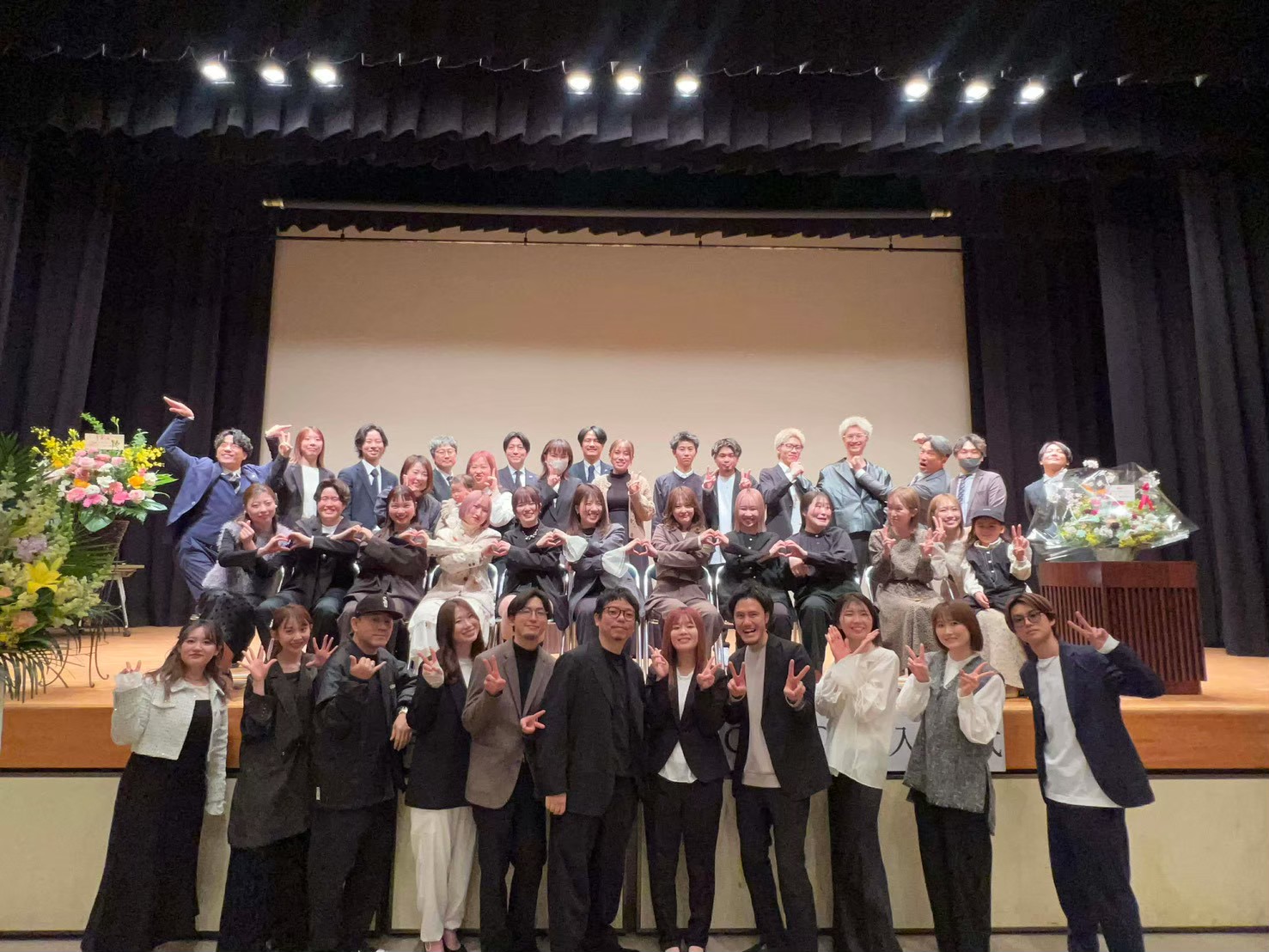 入社式でステージに並ぶ全スタッフ