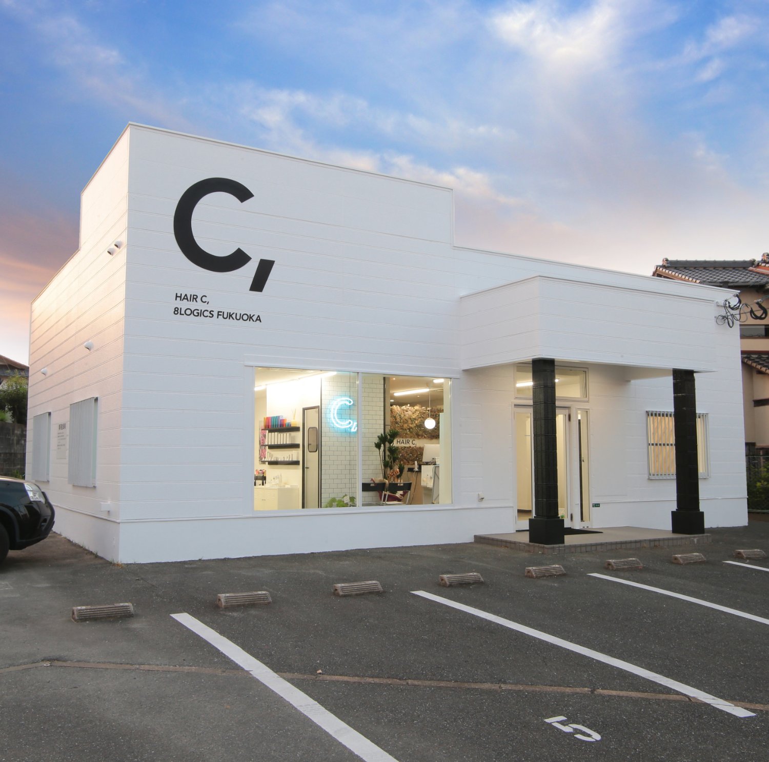 HAIR C, の夕暮れの店舗外観